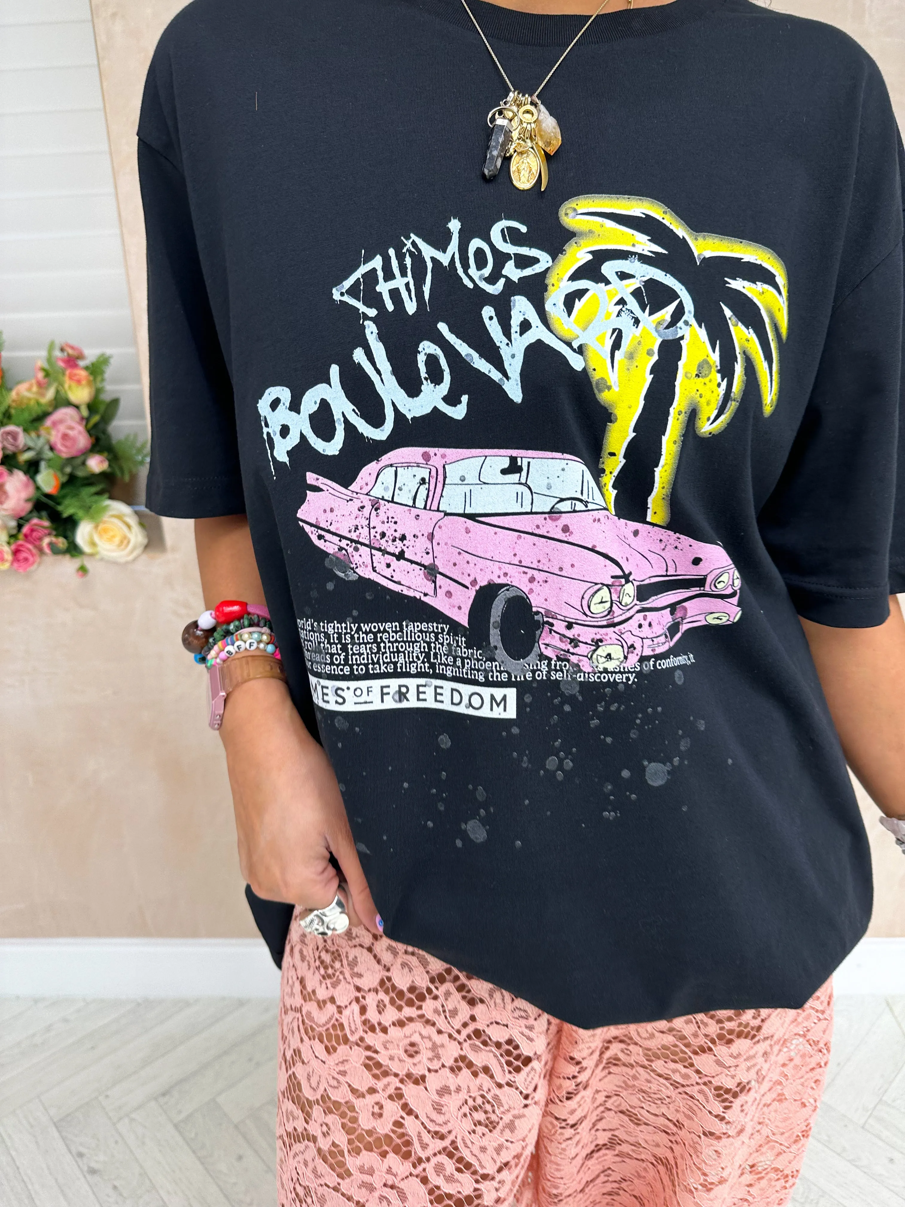 'Chimes Boulevard' Pink Cadillac T-Shirt In Black