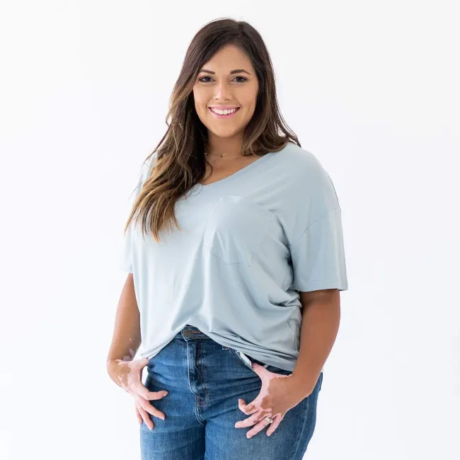 Kyte Mama Relaxed Fit V-Neck in Fog