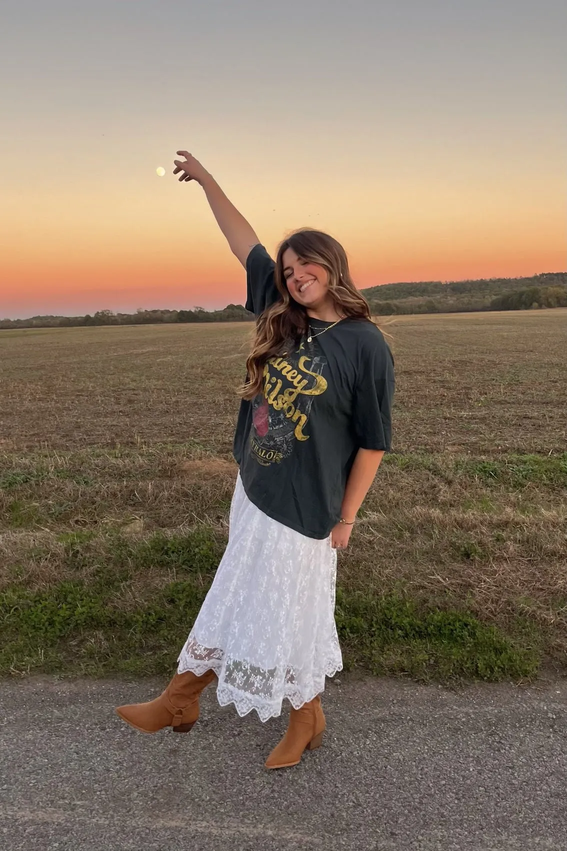 Women's Daydreamer Graphic Tee | Lainey Wilson Hold My Halo | Oversized T-Shirt